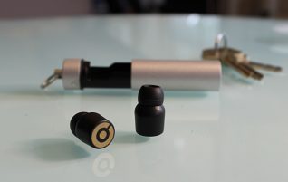 Micro earphone: The perfect gadget to make your private conversations “invisible”